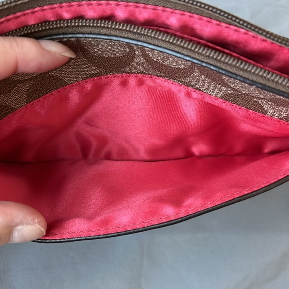 Coach Wristlet 🌺 - Picture 5 of 10